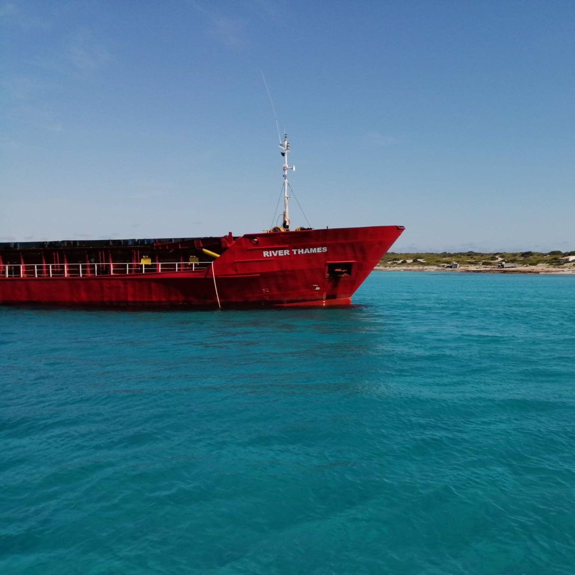 VARADO UN BARCO MERCANTE FRENTE A MIGJORN, EN FORMENTERA